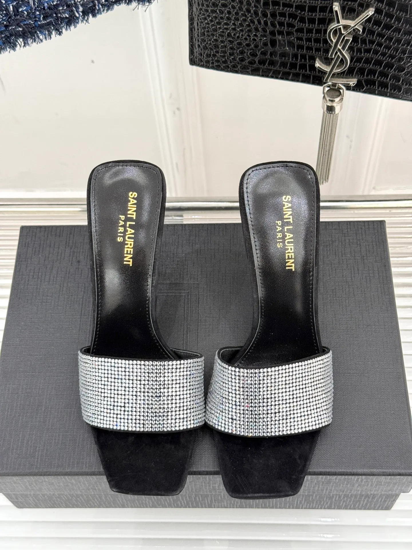 👟👟Ex-factory price 580👟👟Saint Lauren*YSL Saint Laurent classic spring and summer one-line rhinestone high-heeled slippers, rhinestone pearl heel high-heeled sandals, dazzling rhinestones, elegant age reduction, full of fairy princess atmosphere! The upper is made of original customized material, the inner pads are all grained sheepskin, and the outsole is imported genuine leather from Italy! Heel height: 10.5cm Size: 35-39 (34/40/41 customized)